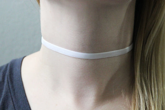 90s Thin Choker in White